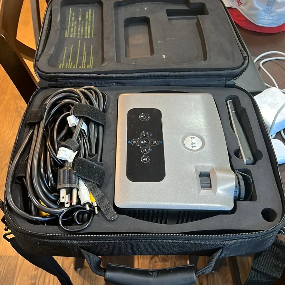 Dell 3400 MP projector - works well, dusty, bulb is nearing replacement (dim)
